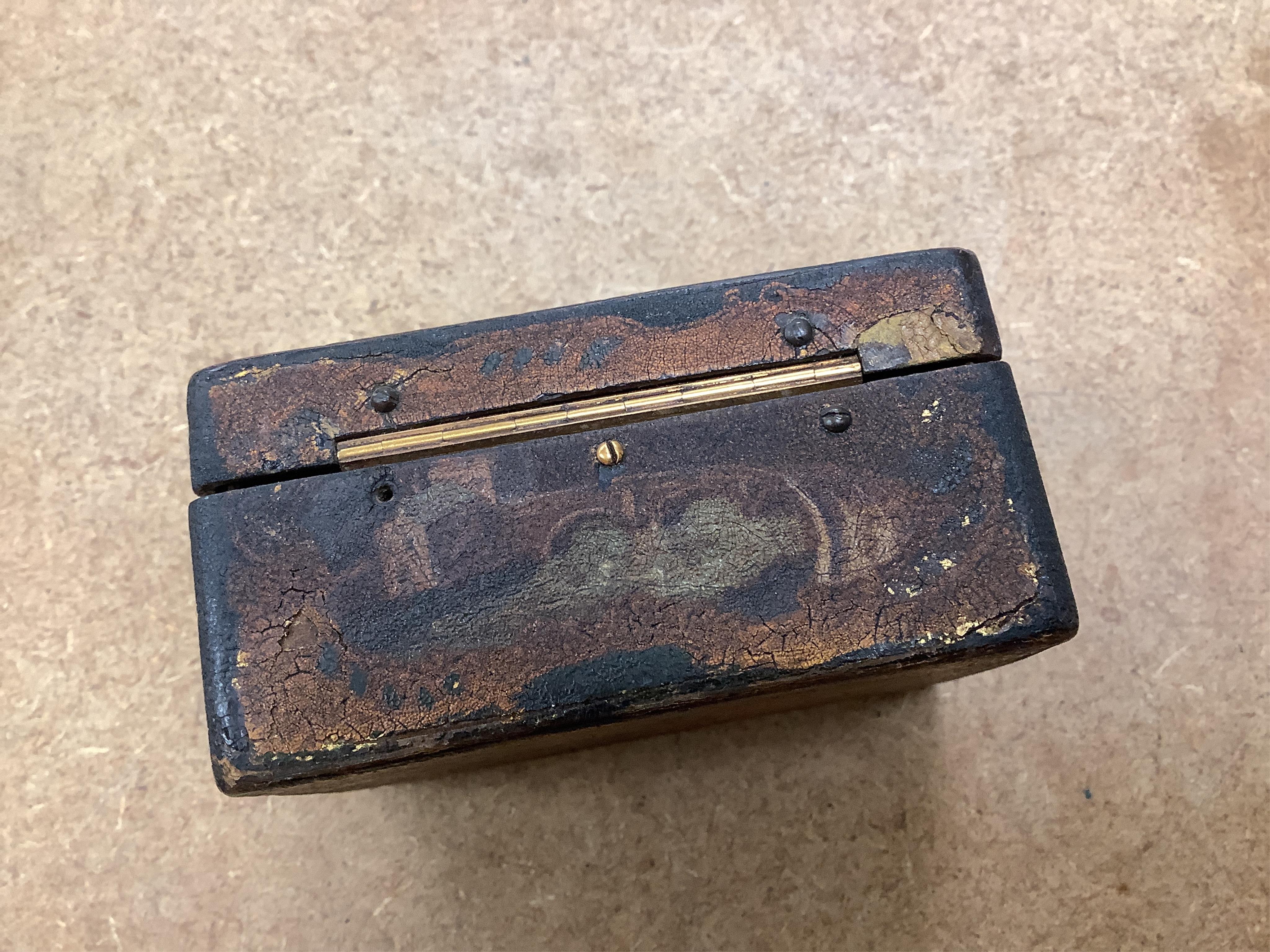 An 18th / early 19th century trinket box with inner porcelain figural painted cover, 8cm wide